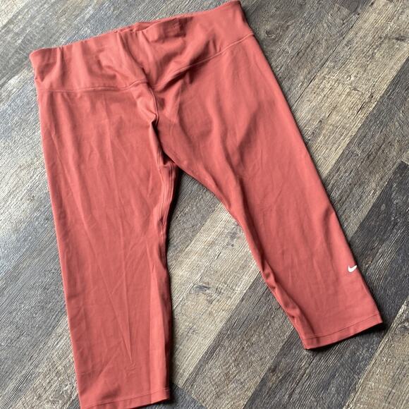 The Nike One Tight Fit - Picture 3 of 8